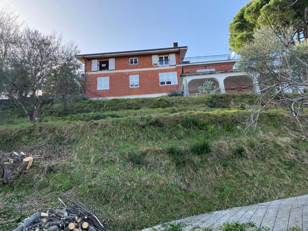 Casa Vacanza Villa Patrizia Follo Alto Luaran gambar